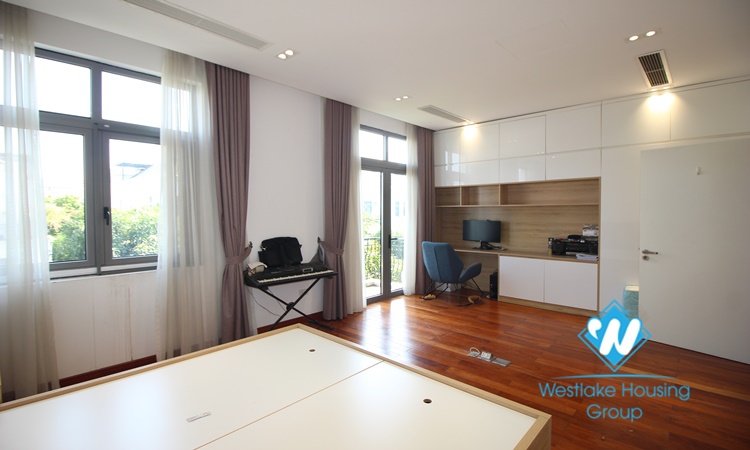 Four-bedroom semi-detached house for rent at Nguyet Que street Vinhome Harmony.