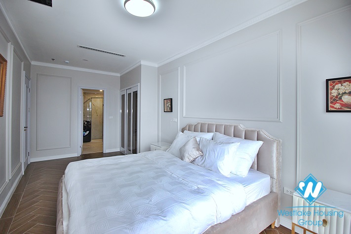 Lake view and luxurious 4 beds apartment for rent in Xuan Dieu st, Tay Ho