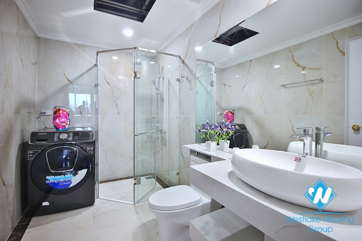 Lake view and luxurious 4 beds apartment for rent in Xuan Dieu st, Tay Ho