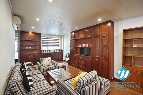 A good price 3 bedroom apartment for rent in Xuan dieu, Tay ho