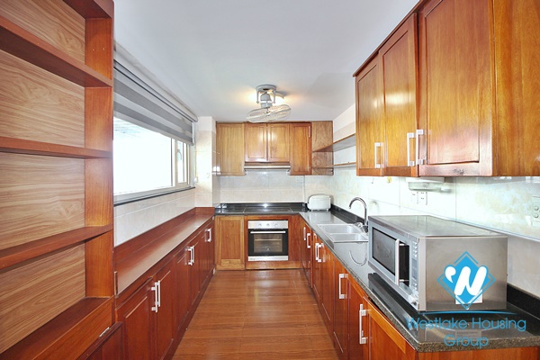 A good price 3 bedroom apartment for rent in Xuan dieu, Tay ho