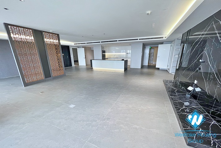 Classy 4-bedroom apartment with great city/lake view