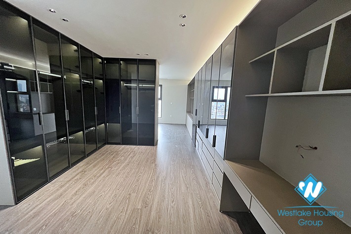 Classy 4-bedroom apartment with great city/lake view