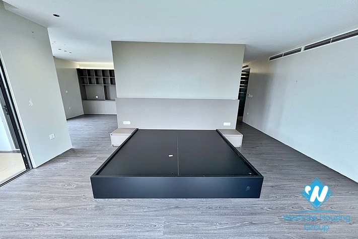 Classy 4-bedroom apartment with great city/lake view