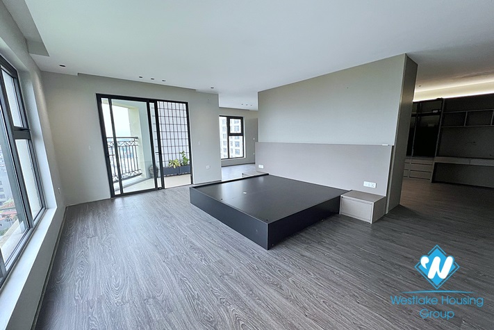 Classy 4-bedroom apartment with great city/lake view