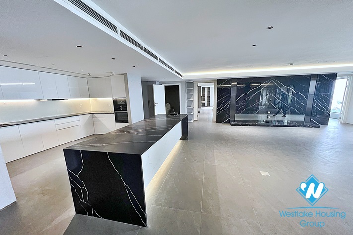 Classy 4-bedroom apartment with great city/lake view