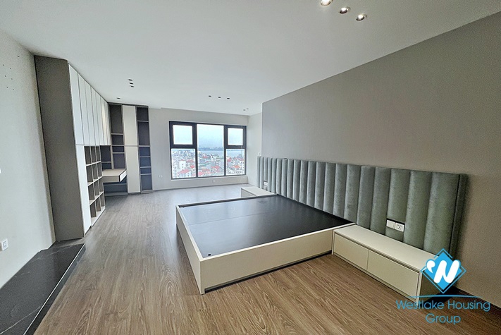 Classy 4-bedroom apartment with great city/lake view