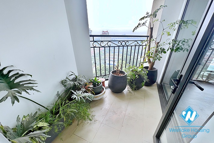 Classy 4-bedroom apartment with great city/lake view