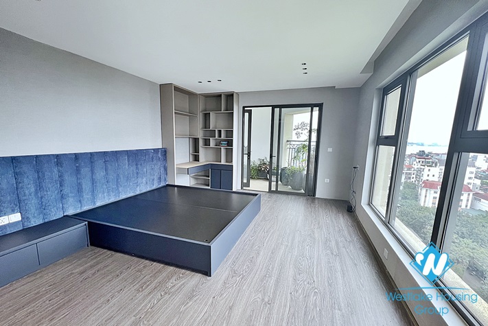 Classy 4-bedroom apartment with great city/lake view