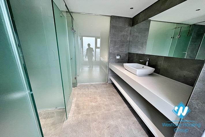 Classy 4-bedroom apartment with great city/lake view