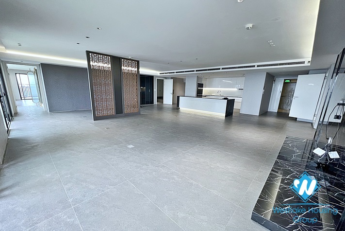 Classy 4-bedroom apartment with great city/lake view