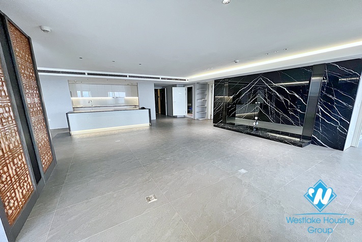 Classy 4-bedroom apartment with great city/lake view