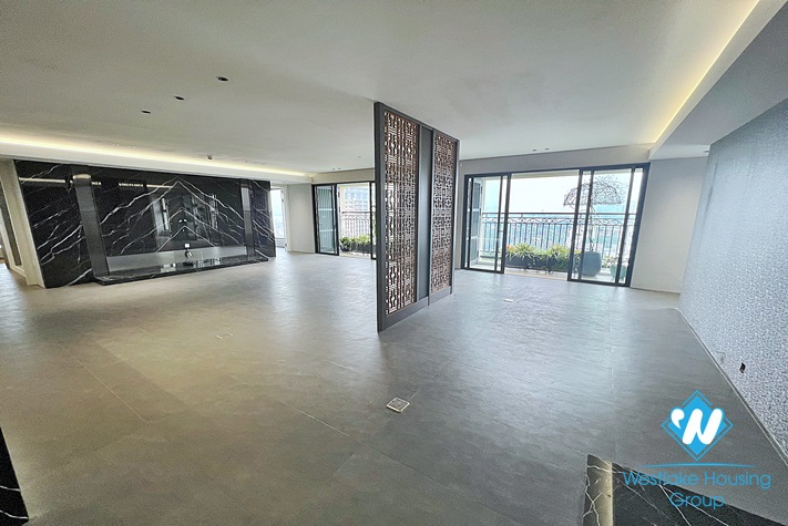 Classy 4-bedroom apartment with great city/lake view