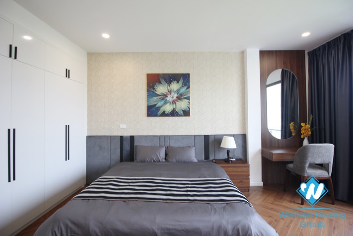 Renovated and lake view 3 beds apartment for rent in Xuan Dieu st, Tay Ho