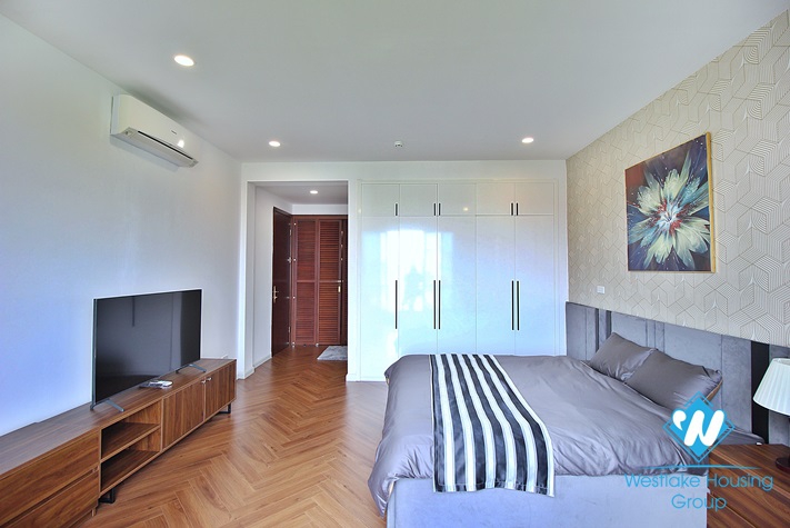 Renovated and lake view 3 beds apartment for rent in Xuan Dieu st, Tay Ho