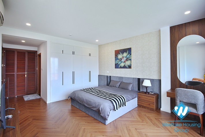 Renovated and lake view 3 beds apartment for rent in Xuan Dieu st, Tay Ho