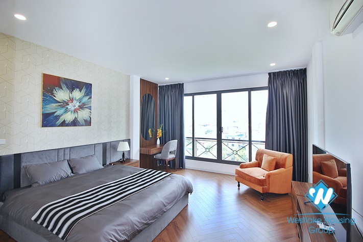 Renovated and lake view 3 beds apartment for rent in Xuan Dieu st, Tay Ho
