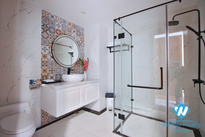 Renovated and lake view 3 beds apartment for rent in Xuan Dieu st, Tay Ho