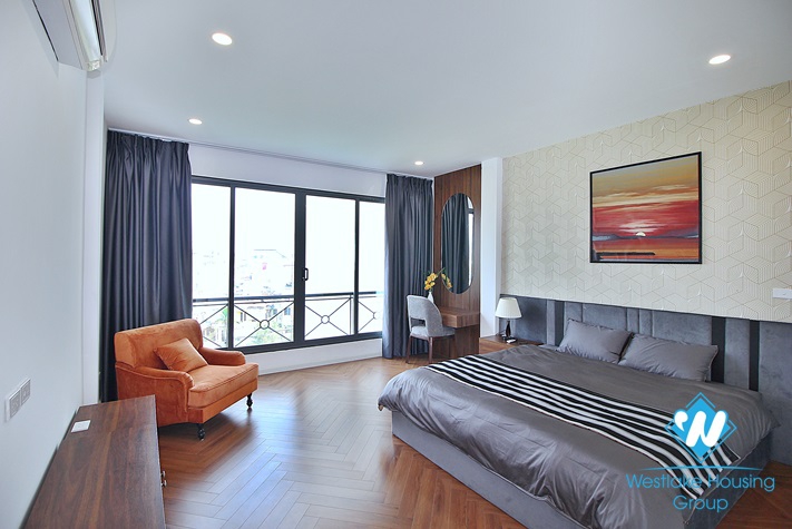 Renovated and lake view 3 beds apartment for rent in Xuan Dieu st, Tay Ho
