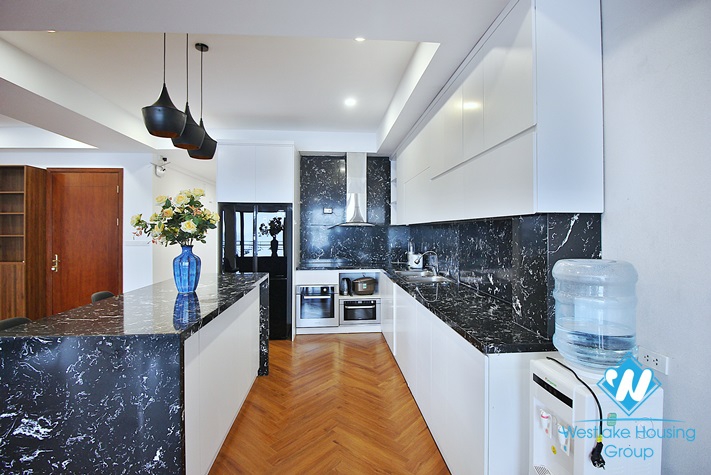 Renovated and lake view 3 beds apartment for rent in Xuan Dieu st, Tay Ho