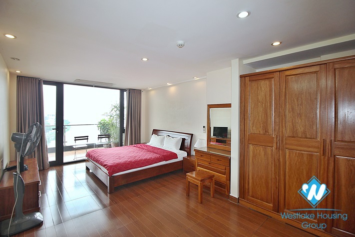 Good 3 bedroom apartment with lake view in Xuan dieu, Tay ho