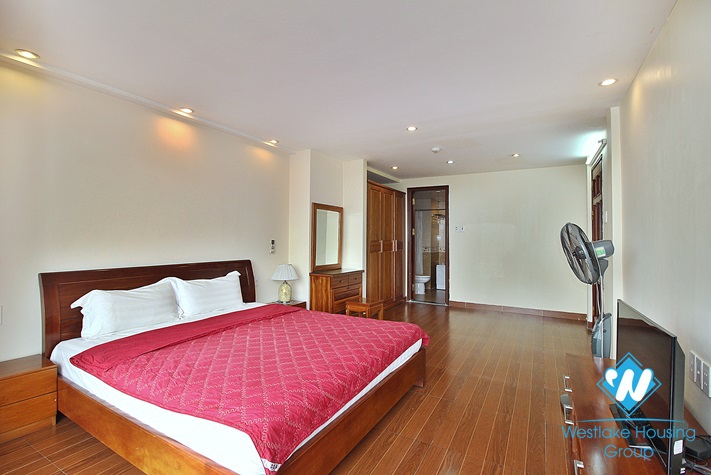 Good 3 bedroom apartment with lake view in Xuan dieu, Tay ho