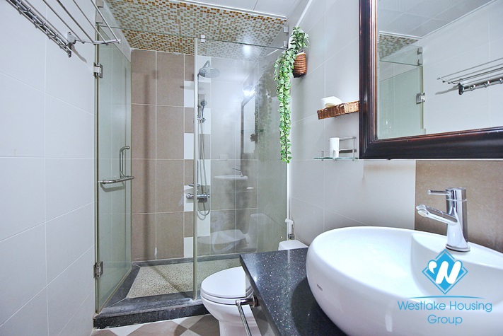 Lake view 2bed apartment for lease in Xuan Dieu, Tay Ho