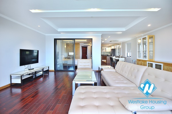 A wonderful lake view 2 bedroom apartment for rent in Xuan dieu