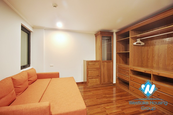 A beautiful lake view 2 bedroom apartment for rent in Xuan dieu