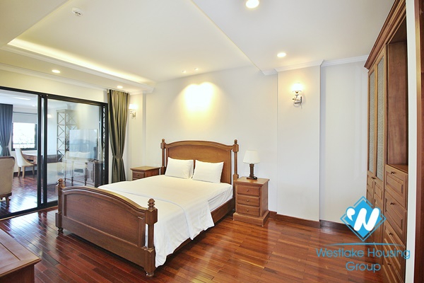 A beautiful lake view 2 bedroom apartment for rent in Xuan dieu