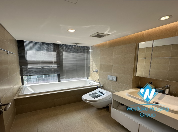 Three bedroom apartment for rent in Vinhome Metropolis 19 Lieu Giai, Ba Dinh district, Hanoi