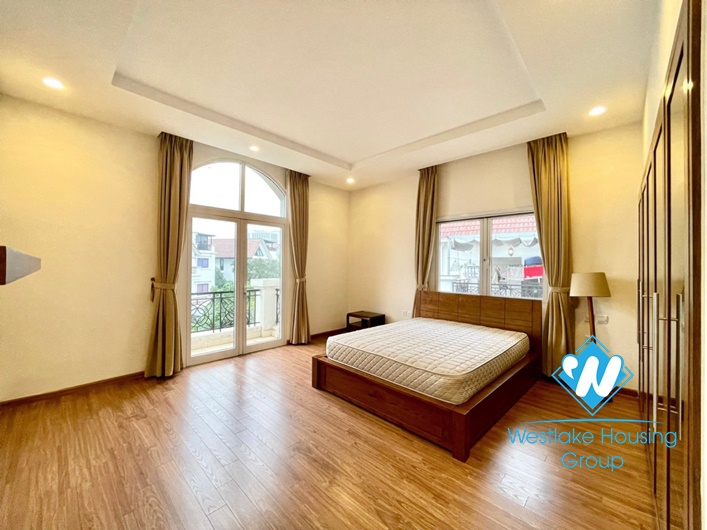 Single villa Hoa Phuong in Vinhomes Riverside urban area for rent.