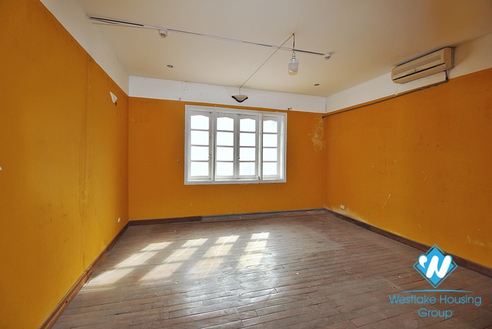 An office or restaurant house for rent in Xuan Dieu street, Tay Ho