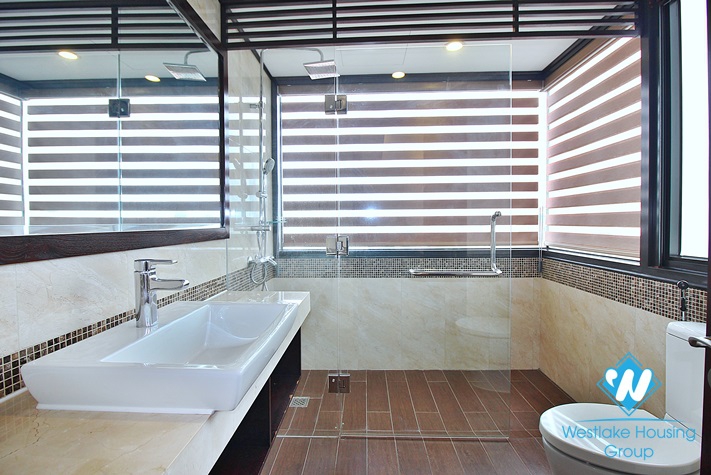 High floor apartment for rent in Xuan Dieu street, Tay Ho, Hanoi