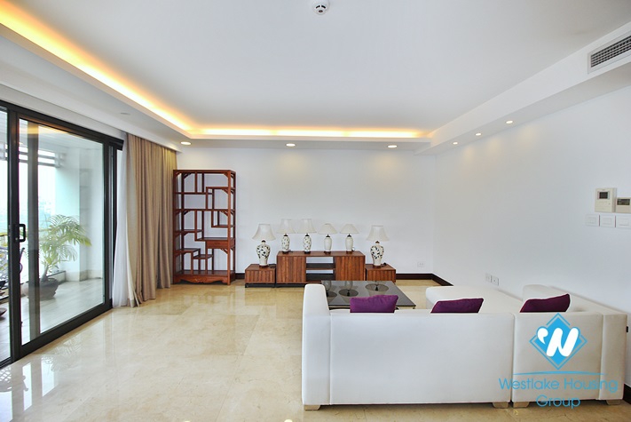 High floor apartment for rent in Xuan Dieu street, Tay Ho, Hanoi