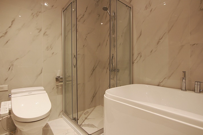 Good location apartment with 2 bedrooms for rent in Tu Hoa st, Tay Ho District 