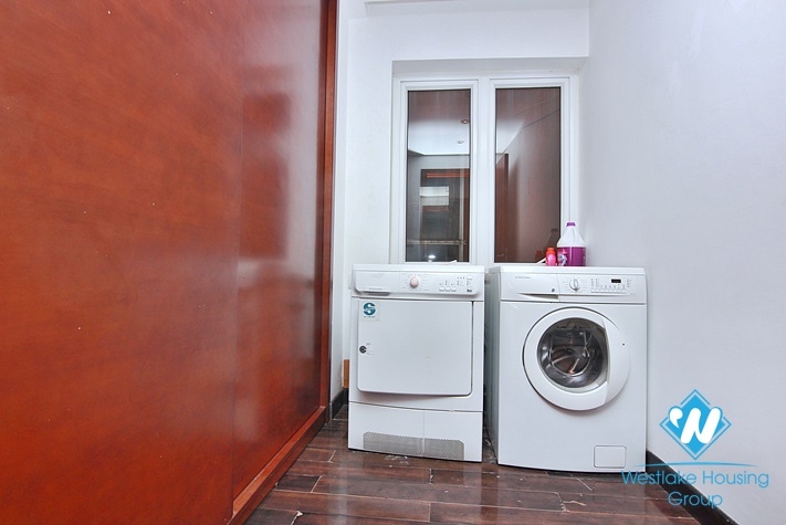 Lake view and bright 3 bedrooms apartment for rent in Quang An st, Tay Ho