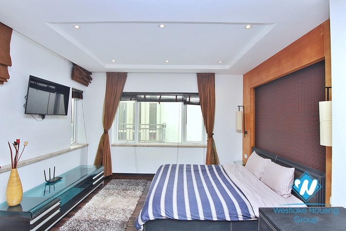 Lake view and bright 3 bedrooms apartment for rent in Quang An st, Tay Ho