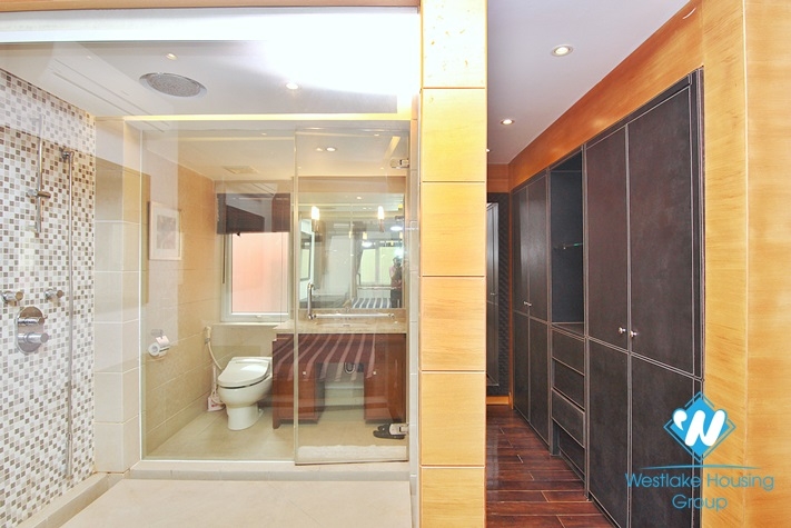 Lake view and bright 3 bedrooms apartment for rent in Quang An st, Tay Ho
