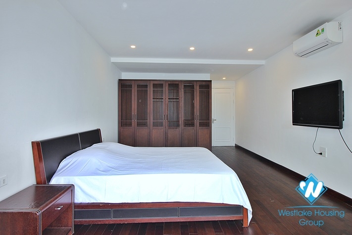Lake view 3beds apartment for rent in Tu Hoa st, Tay Ho