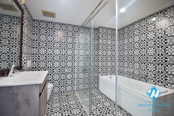 Lake view 3beds apartment for rent in Tu Hoa st, Tay Ho