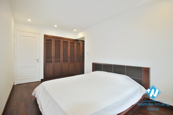 Lake view 3beds apartment for rent in Tu Hoa st, Tay Ho