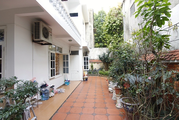 A private pretty 3 bedroom house for rent on Thuy Khue street near Lotte Building