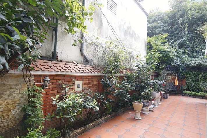 A private pretty 3 bedroom house for rent on Thuy Khue street near Lotte Building