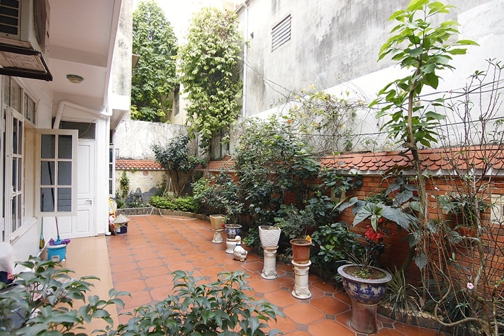 A private pretty 3 bedroom house for rent on Thuy Khue street near Lotte Building