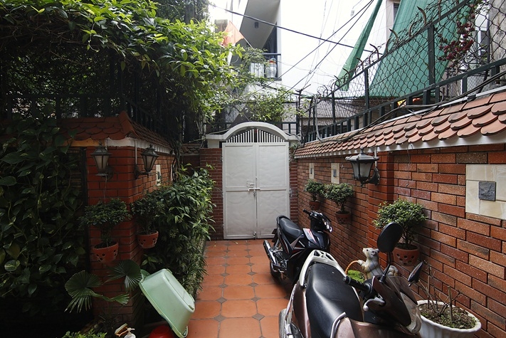 A private pretty 3 bedroom house for rent on Thuy Khue street near Lotte Building