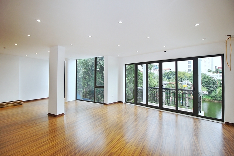 A 5 bedroom house with big yard for rent in Tay Ho, Ha Noi