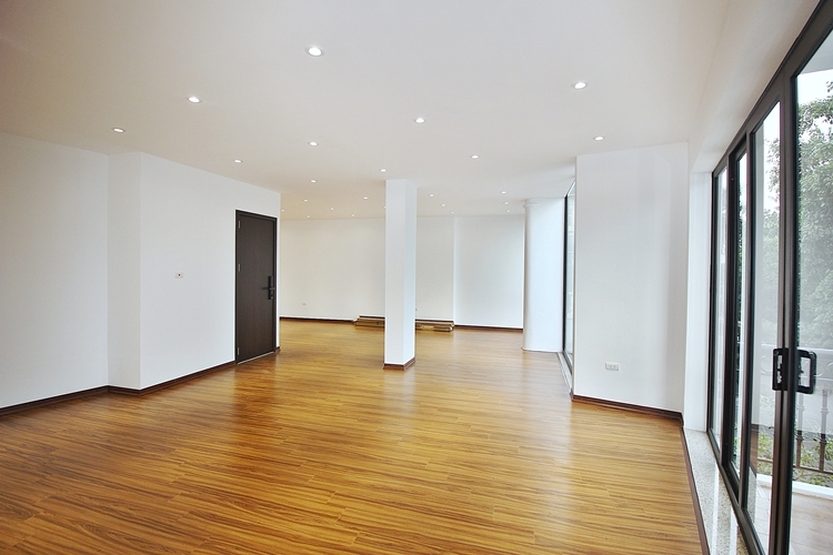 A 5 bedroom house with big yard for rent in Tay Ho, Ha Noi