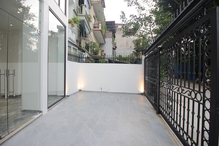 A 5 bedroom house with big yard for rent in Tay Ho, Ha Noi