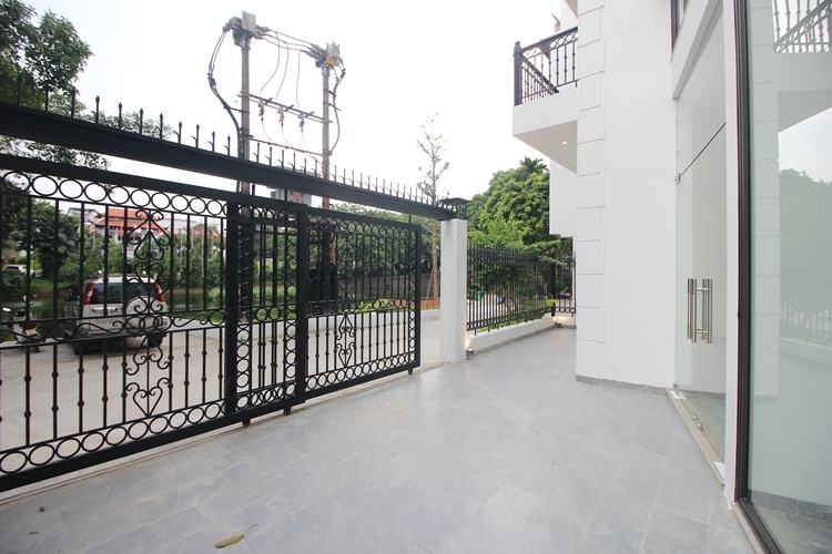 A 5 bedroom house with big yard for rent in Tay Ho, Ha Noi